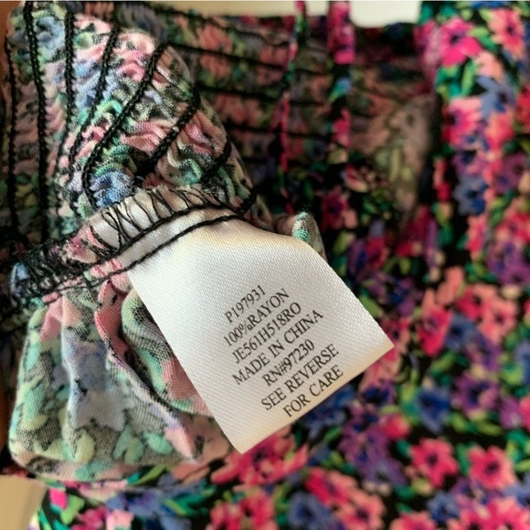 Almost Famous Floral Cinched V Neck Top, size L - Picture 5 of 7
